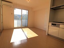 ヒルサイドパレス 105. 1階1LDKのリビング/ダイニング