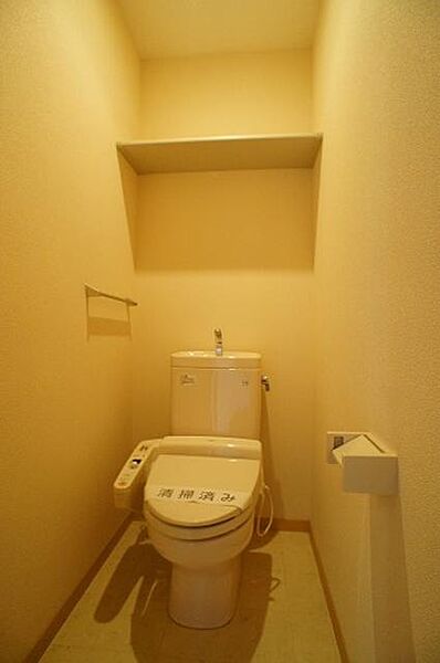 画像8:【トイレ】洗浄機能付暖房便座設置しております！上部には空間を利用しトイレットペーパー等をストックできる棚が付いています♪