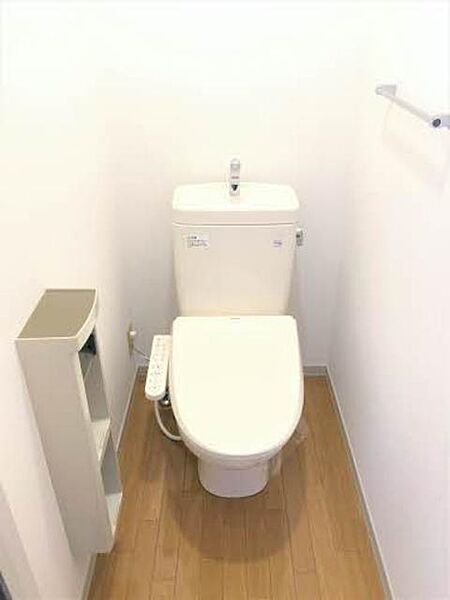 画像11:温水洗浄便座のトイレです。