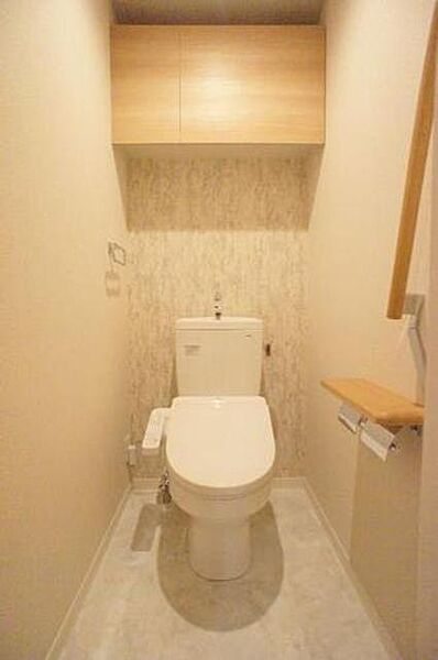 画像9:○温水洗浄暖房機能付きトイレ○　便利な多機能トイレです！上の棚は日用品置き場にどうぞ。快適なひと時をあなたに・・・