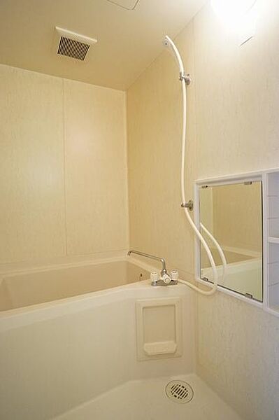 画像15:バストイレ別。鏡や小物入れ、タオル掛け等の装飾も有り。