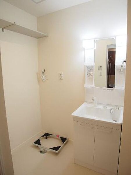 画像7:洗髪洗面化粧台と洗濯置場スペース！！上段に収納棚がついております！！