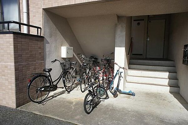 画像16:階段下に自転車を置くスペースがございます！！