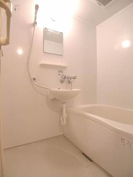 画像13:【浴室】浴室は洗面器付のバスタブです♪浴室で洗面スペースを確保しているため水回りを一まとめにできてコンパクトです♪お風呂掃除の際に洗面器部分もシャワーで流せばお掃除も簡単♪