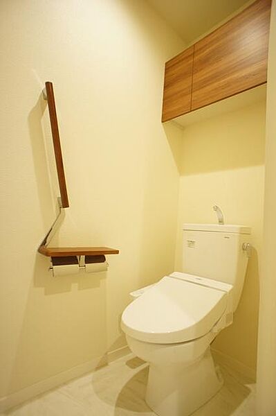 画像11:トイレは多機能便座付！　上部棚があるので、ストック品の保管が可能です。