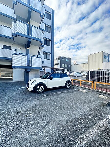画像5:敷地内駐車場は広々としており、楽々駐車可能。