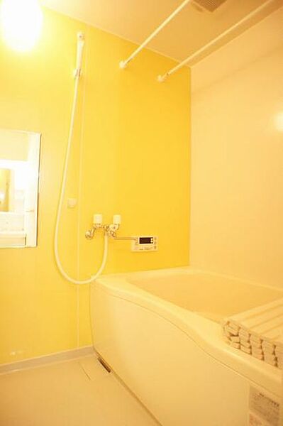 画像10:■浴室■1日の疲れを取るお風呂は壁の一面だけ色を変えてアクセントを付けています。沸かし直しができて経済的な追焚機能付き☆