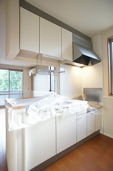 その他画像：ホワイト色の扉のキッチンセットです。清潔感のあるキッチンで自慢の手料理を作って下さい