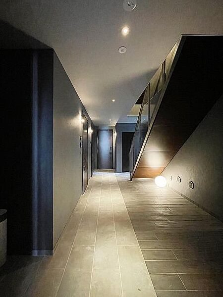 画像13:【ホテルライク室内廊下】室内廊下は、プライバシーに配慮されているだけでなく、間接照明の柔らかな光で、ハイグレードな空間を演出します。