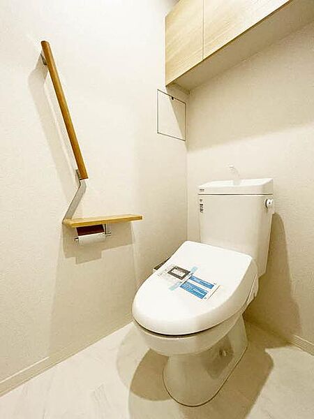画像6:【トイレ】マーブル調の床は高級感があり、お手入れも簡単です。上部吊戸棚、手摺、小物置きに使えるペーパーフォルダー天板があり、機能的にも充実しています。