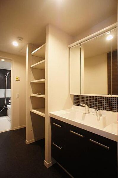 画像10:■洗面所■　自分らしく過ごせる洗面空間をコンセプトに、使いやすさを追求した洗面カウンター。どんな空間にも美しく馴染む、スマートでスタイリッシュなデザインで、美しいサニタリー空間を演出します。