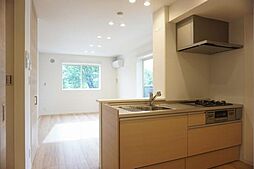■ＬＤＫ■カウンター越しに望むリビング＆ダイニング♪ブラウンの床材と建具がしっとりとした落ち着きのある大人の雰囲気を醸し出すＬＤＫは、快適な空間です♪