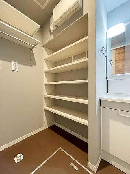 画像9:【洗面所】洗濯機スペース上部に洗剤などを置ける棚と、ニッチスペースにタオルや着替えを置くのに便利な可動棚を設けました。、