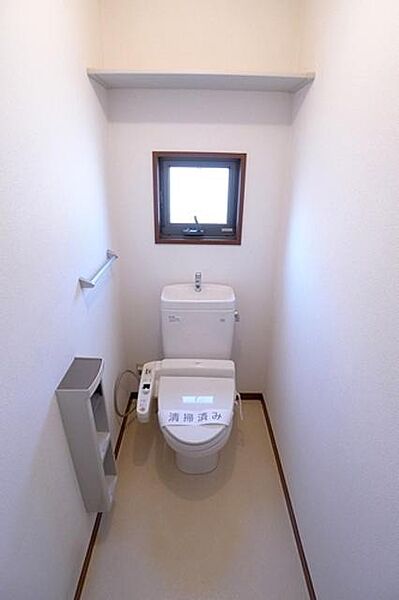 画像12:【トイレ】洗浄便座付き！上部の棚やタオルハンガー、ツールボックスも設置されております☆