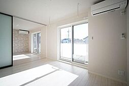 【洋室】7．2帖の広さです。窓は全窓高断熱ペアガラスを採用。内側が樹脂製のサッシとなっており、断熱性を高めています。