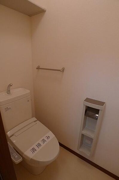 画像13:多機能シャワートイレのまわりには便利な収納アイテムが付いております。