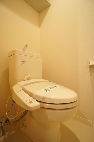 画像11:○温水洗浄暖房機能付きトイレ○　便利な多機能トイレです！上の棚は日用品置き場にどうぞ。快適なひと時をあなたに・・・