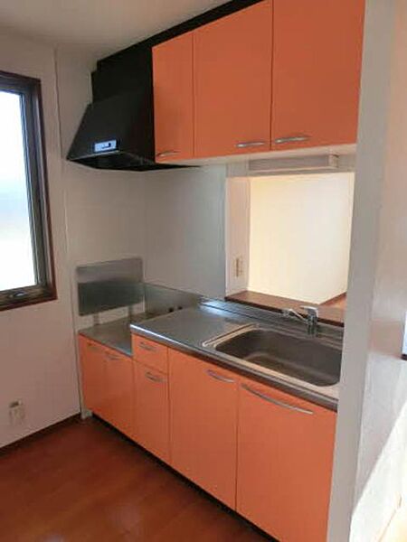 画像19:小窓から光が差し込む、オレンジ色で清潔な印象のカウンターキッチン！