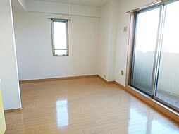 ラヴィユールーズ 1階1Kのリビング/ダイニング