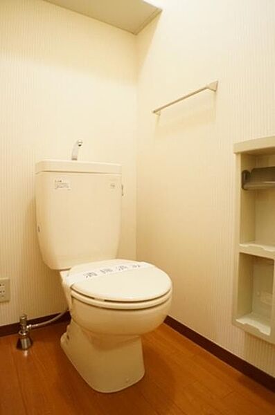 画像12:（※写真は同タイプ他室の物になります。現況と異なる場合は現況有姿とさせて頂きます。）【トイレ】トイレにはタオル掛けやツールボックスをはじめ便利な設備を揃えました♪