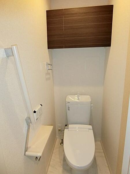 画像7:【トイレ】暖房洗浄便座を装備☆l字型手摺りはペーパーホルダーを兼用しています☆上部には収納があります♪
