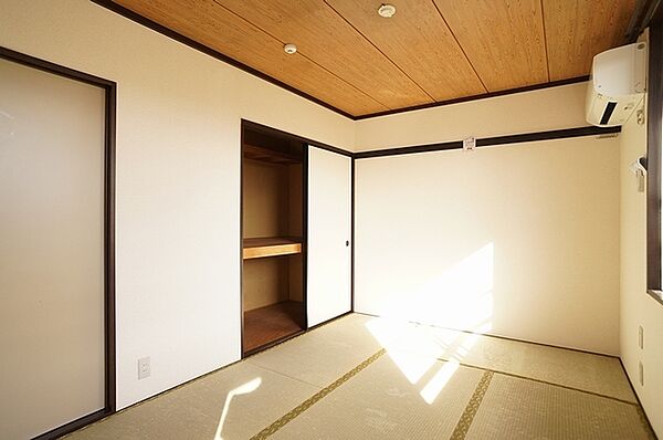 画像8:主寝室となる和室には押入れが備わっています。