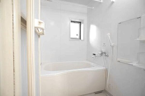 画像10:☆浴室☆追焚給湯付きの浴室で快適な入浴生活を。小窓も付いて外の光が差し込みます。物干しバーも設置。