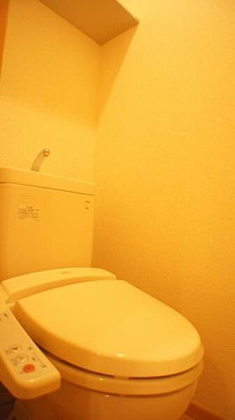 画像9:暖房洗浄便座付きのトイレです！上部に棚がある為、予備のトイレットペーパー等を置く事が出来ます♪