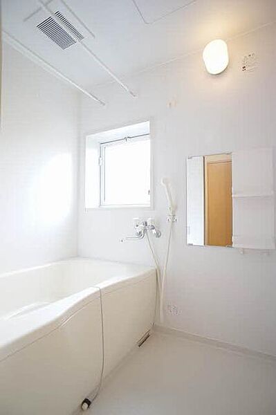 画像10:○清潔感のある浴室○　疲れを癒すお風呂タイムはやっぱり清潔感のある空間で♪24時間換気システムと物干し竿が付いてます。