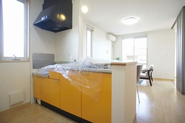 画像7:オレンジ扉のキッチンセットです。吊り戸棚がないためより広い空間を生んでいます※モデルルーム仕様のため、実際の部屋に家具はありません※