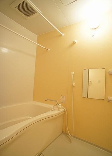 画像10:【浴室】疲れを癒すお風呂タイムはやっぱり清潔感のある空間で♪24ｈ換気システムと物干し竿が付いています。
