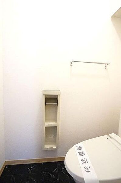 画像8:【トイレ】暖房洗浄便座となっておりますので清潔にご利用できます♪　壁にはタオルハンガーやペーパーホルダーが設置してあります♪