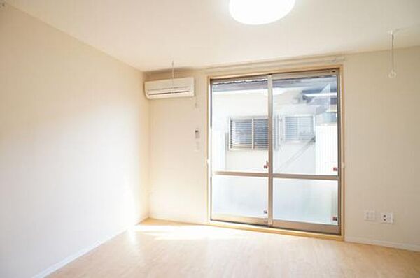 画像3:☆洋室7．4帖☆横長の洋室です。白を基調とした清潔感のあるお部屋です。照明・エアコン・室内物干し掛け付きです♪