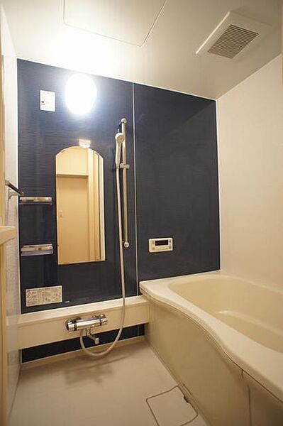 画像6:■浴室■　沸かし直しができて経済的な追焚給湯機能が付いた浴室は、ブルーのアクセント壁が他とは一味違ったお洒落な空間！