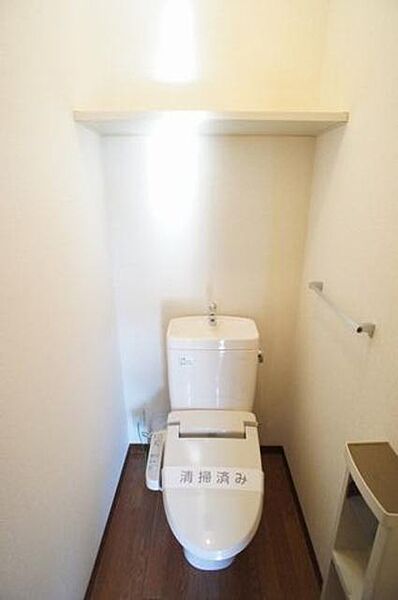 画像10:【トイレ】温水洗浄暖房便座付です♪上部には棚がついております！！また、タオル掛けとペーパーフォルダもついております！！