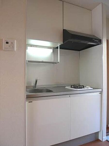 画像11:【キッチン】1口コンロ付♪上下に収納スペースがあります♪吊戸には水切り棚が設置されておりますので、洗った食器は水切り棚に置く事で、シンク周りやワークトップの省スペース化を図ることができます♪