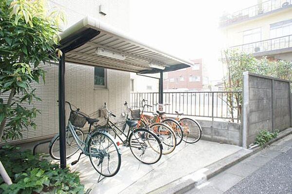 画像6:居住者専用の自転車置場は屋根付きで【車輪留め】も有ります。
