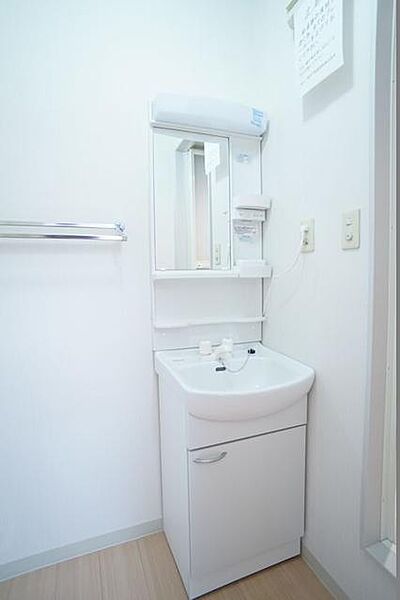 画像13:【洗面室】シンクしたが収納になっている洗面台。小物置きやタオル掛けも付いております♪♪
