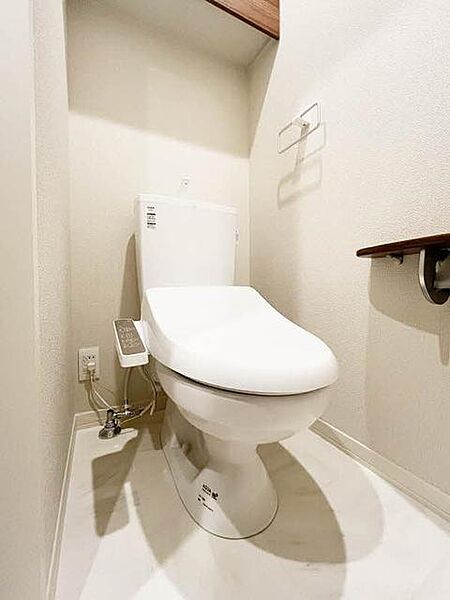 画像11:★【トイレ】洗浄機能付暖房便座です！上部には空間を利用しトイレットペーパー等をストックできる棚が付いています♪