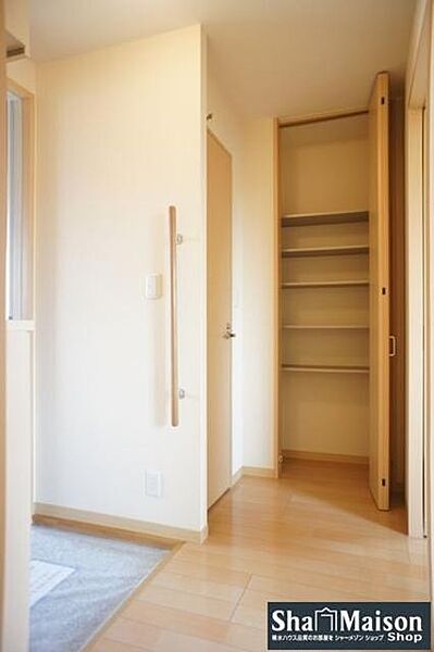 画像10:■クローゼット■棚の高さを調節することが可能な可変式収納棚。小物や日用品を収納するのに適しています。
