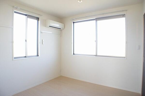 画像6:洋室も2面窓で明るいですよ！こちらのお部屋も嬉しい冷暖房付きです！！