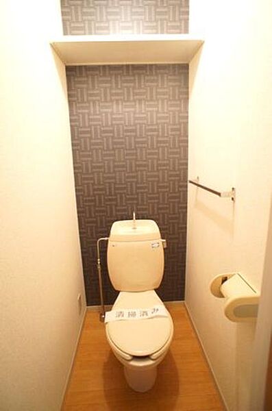 画像7:おトイレ、上部に収納棚、アクセントクロスで落ち着いた空間を演出します。
