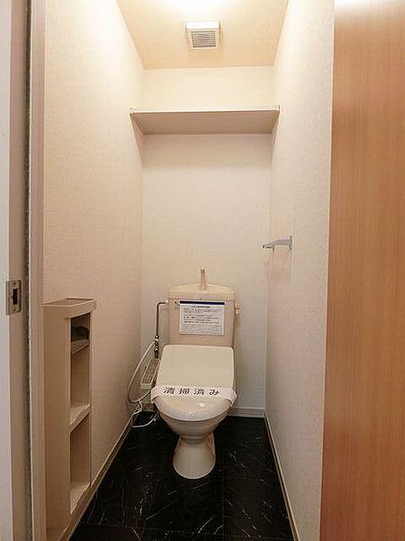 画像15:【トイレ】トイレには洗浄機能付き便座を設置！！　ツールボックスや上部棚、タオルハンガーを設置しております♪