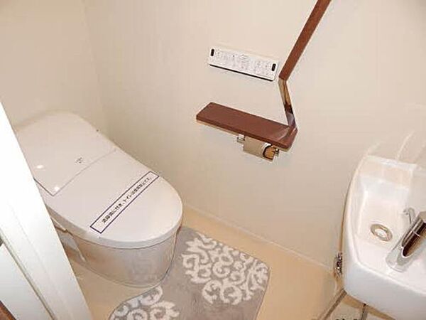 画像7:温水洗浄便座付きのトイレや立ち上がる際につかみやすい角度を付けた手すりもあり、快適な空間になっています☆