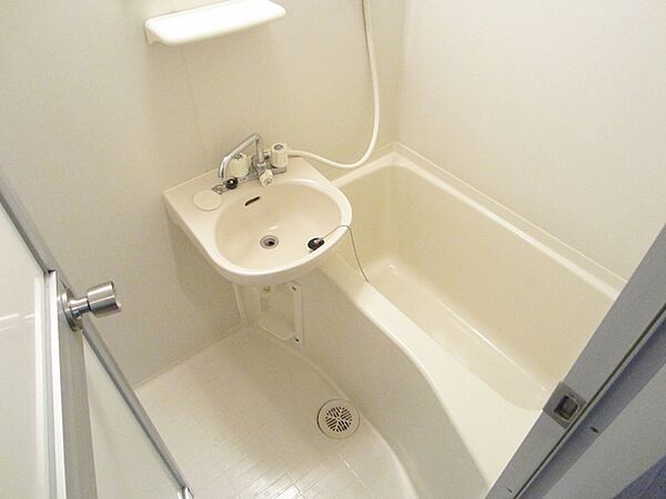 画像5:洗面台付きのバスルームです！