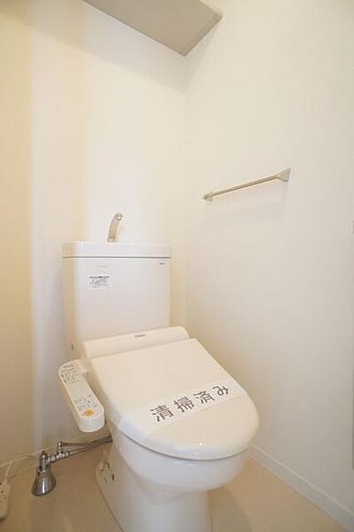 画像17:【トイレ】今や老若男女に必須アイテムの洗浄機能付暖房便座です！上部には空間を利用しトイレットペーパー等をストックできる棚が付いています♪