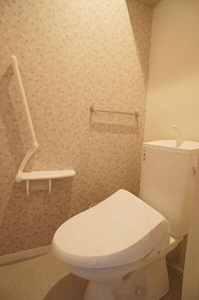 画像9:☆トイレ☆アクセントクロスでトイレもお洒落に演出しております。暖房洗浄便座機能付トイレです。