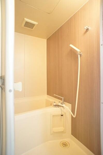 画像11:【浴室】木目の壁がアクセントになった浴室です。