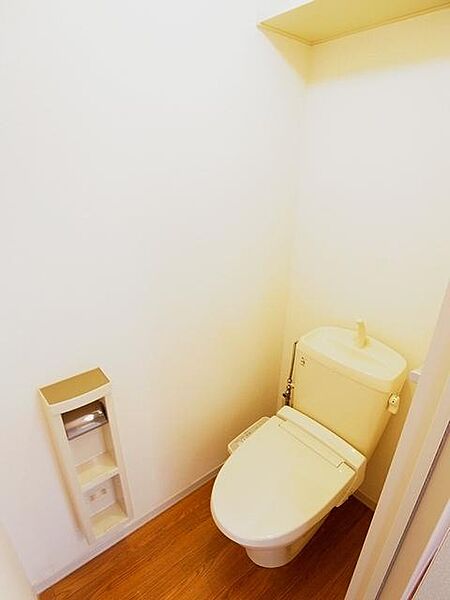 画像15:【トイレ】あると嬉しい洗浄機能付き便座です♪上部の棚にトイレ用品を置くことができて便利♪