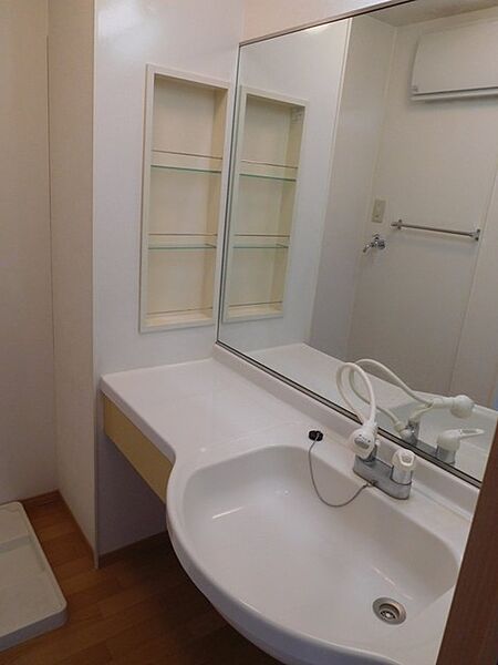 画像7:鏡の大きいカウンタータイプの洗髪洗面化粧台